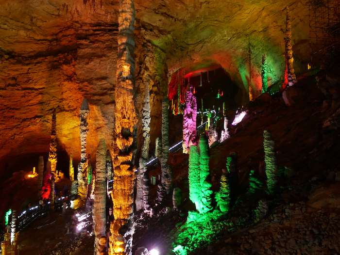 Zhangjiajie : Les lumières donnent aux stalactites et aux stalagmites une atmosphère particulière.
