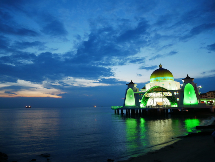 Ne loupez pas le coucher de soleil sur la mosquée flottante de Melaka !