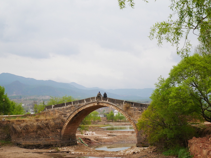 Comment s'appelle le pont à Shaxi ? 