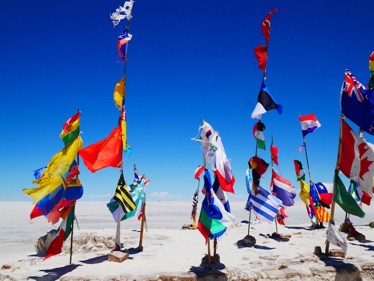 Les drapeaux du Salar en Bolivie. 