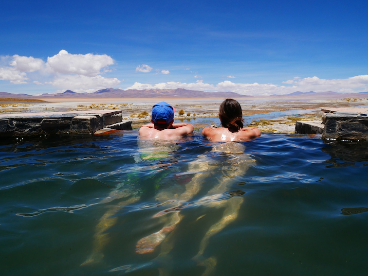 Lagune et source d'eau chaude en Bolivie. 