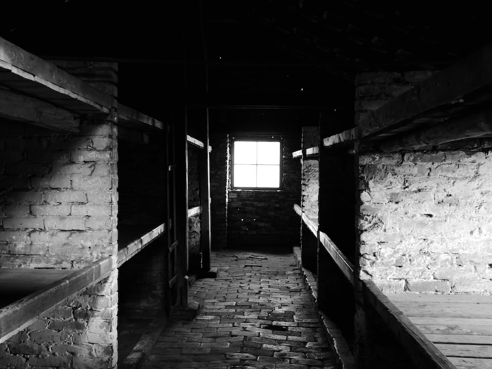 A l'intérieur d'un baraquement de Birkenau. 