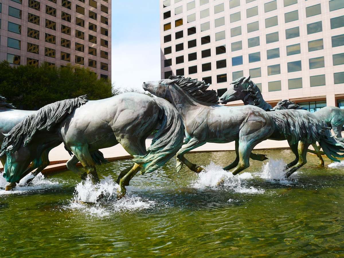 Sculpture de chevaux par Robert Glen.
