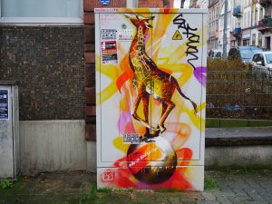 Girafe sur un panneau électrique.